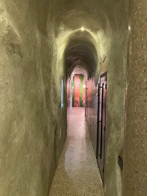 Отделка стен коридора под скалу